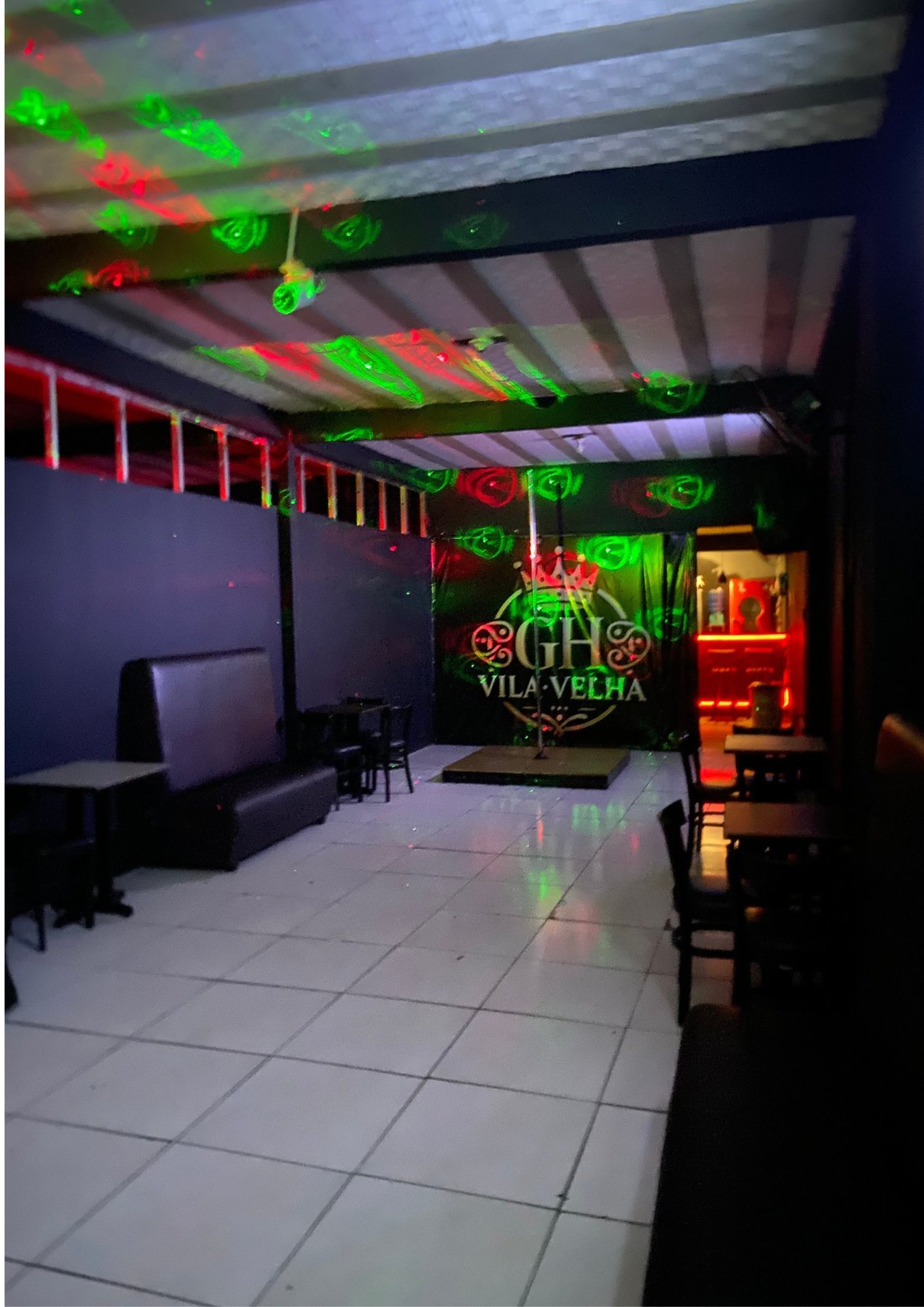 Pista de dança do GH iluminada por luzes coloridas