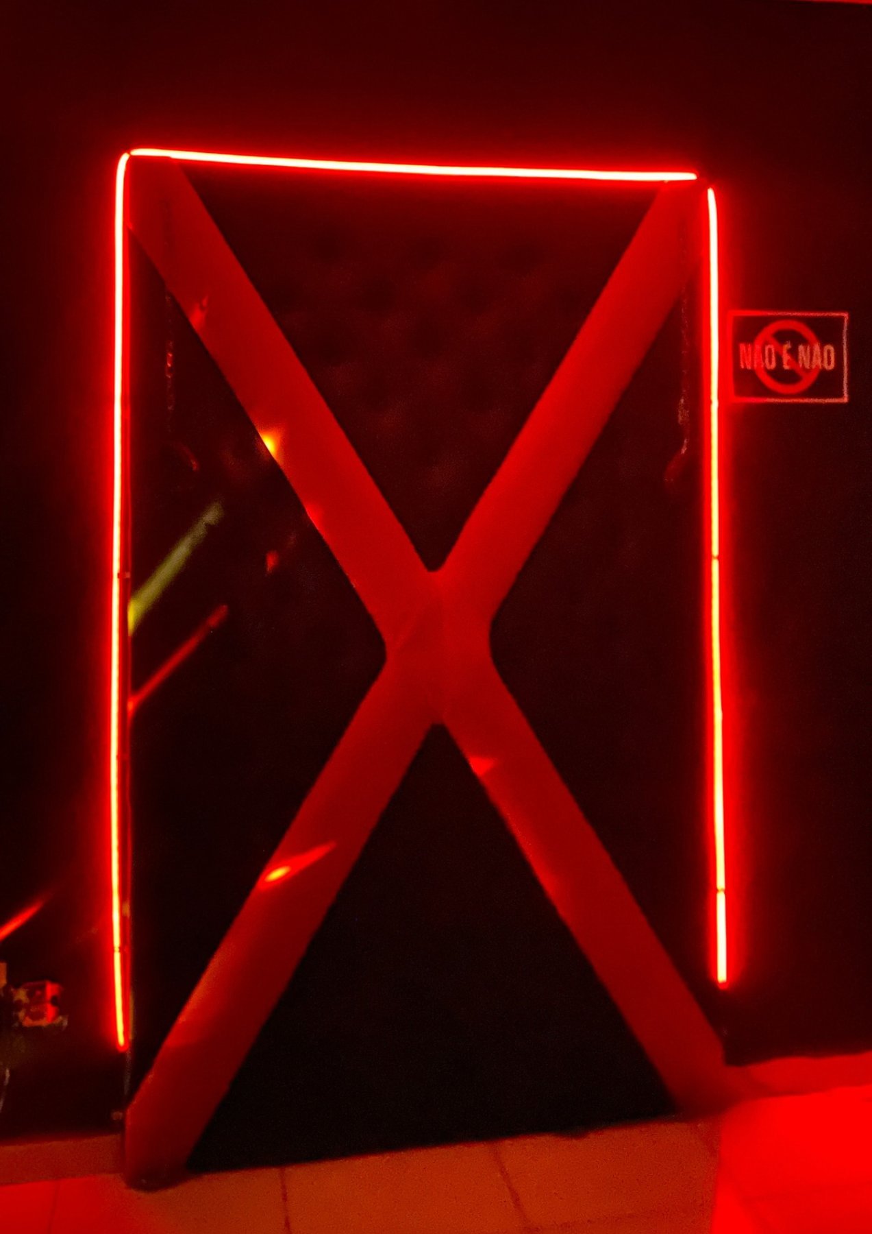 Quarto Sado com iluminação vermelha